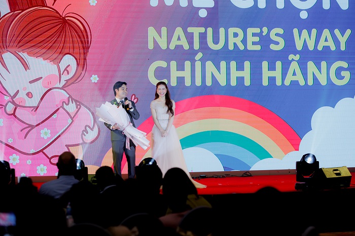 Á hậu Dương Tú Anh Ca sĩ Hòa Minzy