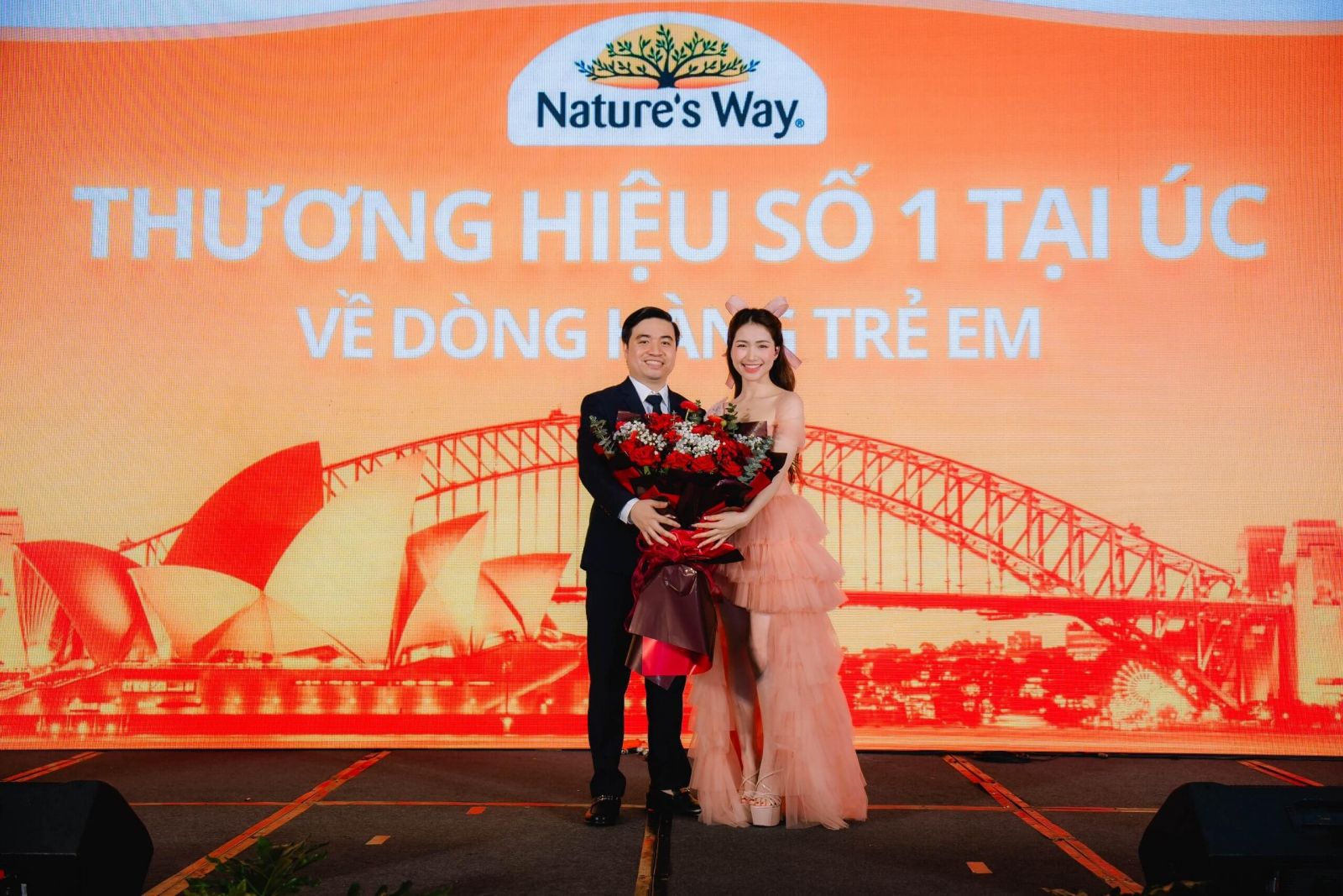 Hòa Minzy tham dự Lễ ký kết hợp tác phát triển toàn diện của Nature's Way Úc và Megasun Group