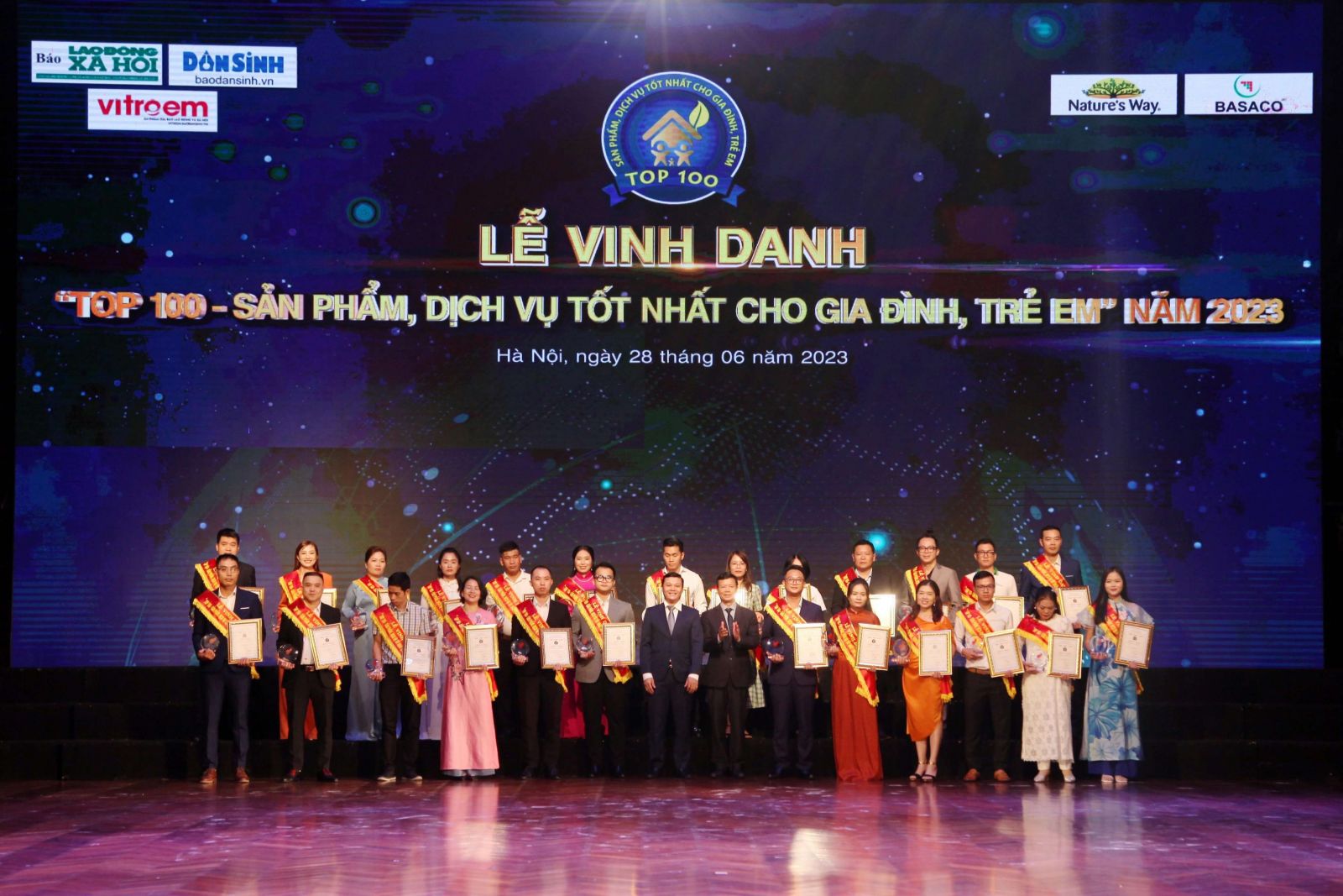 Lễ vinh danh Top 100 sản phẩm, dịch vụ tốt nhất dành cho gia đình, trẻ em được tổ chức long trọng tại Hà Nội